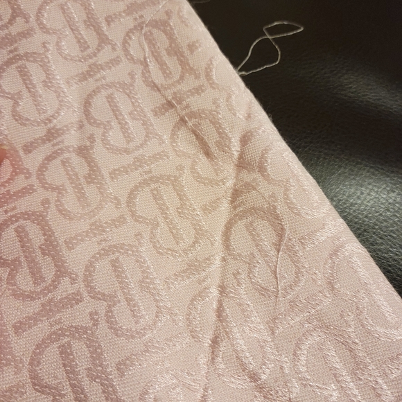 (Sold)Burberry Wool and silk Square scarf - Picture 12 of 13